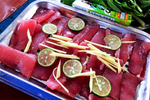 Món cá ngừ đại dương ăn gỏi ở quán Hùng Dasu trên đường Trần Hưng Đạo, bờ kè Bạch Đằng được đánh giá ngon nhất Phú Yên. Ở đây còn rất nhiều món hải sản khác. Ảnh: Thiện Nguyễn.